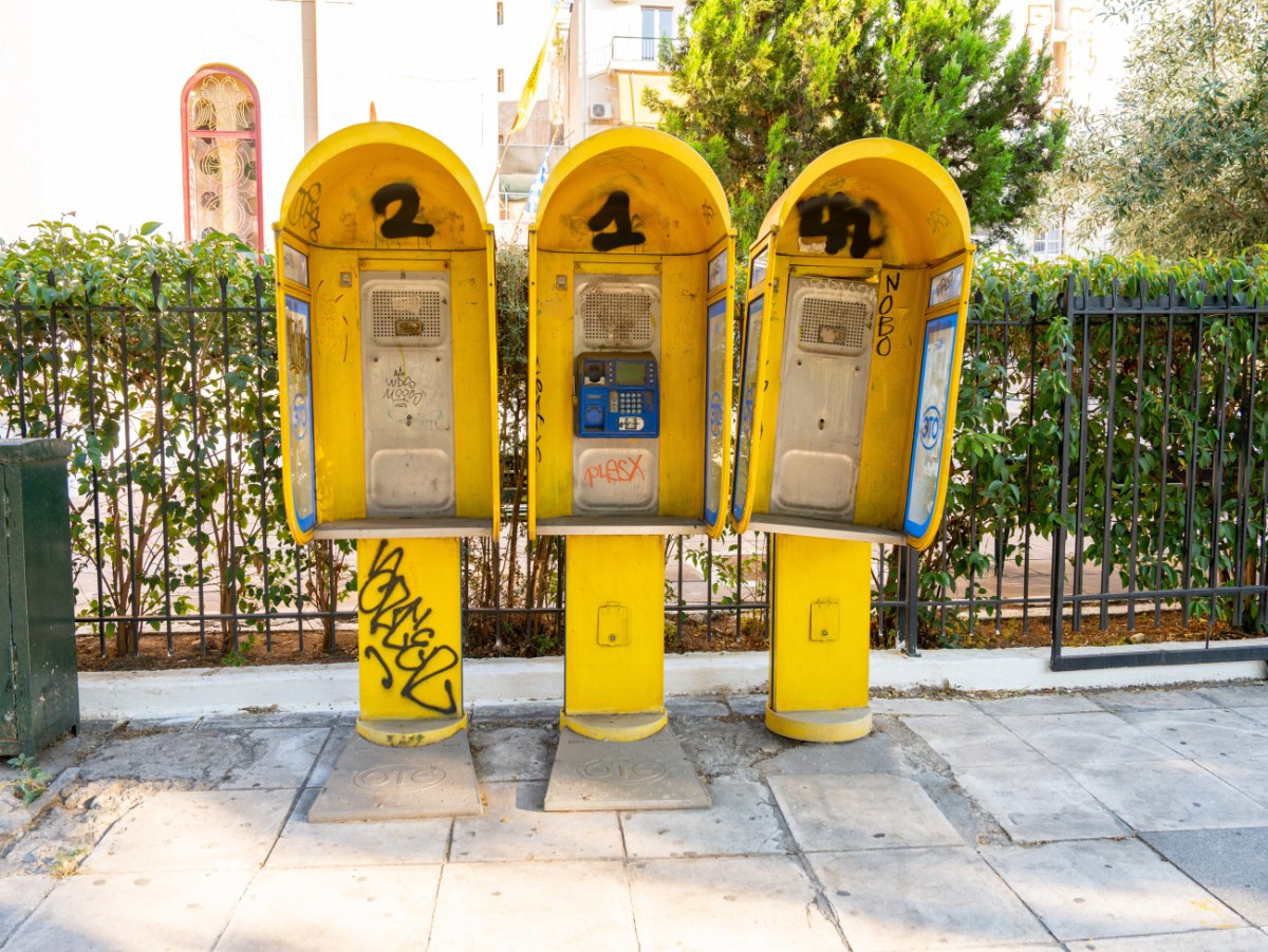 Όταν τα καρτοτηλέφωνα έφθασαν στην Ελλάδα ήταν μια μικρή επανάσταση και όλοι μας είχαμε στο πορτοφόλι μια τηλεκάρτα για να παίρνουμε τηλέφωνο