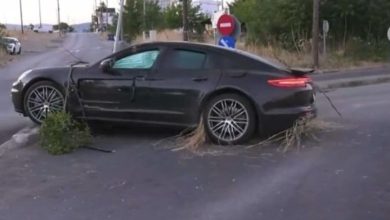 Σε ανθρωποκυνηγητό έχουν επιδοθεί οι αστυνομικές αρχές για τον εντοπισμό του οδηγού της πολυτελούς Porsche, που τα ξημερώματα