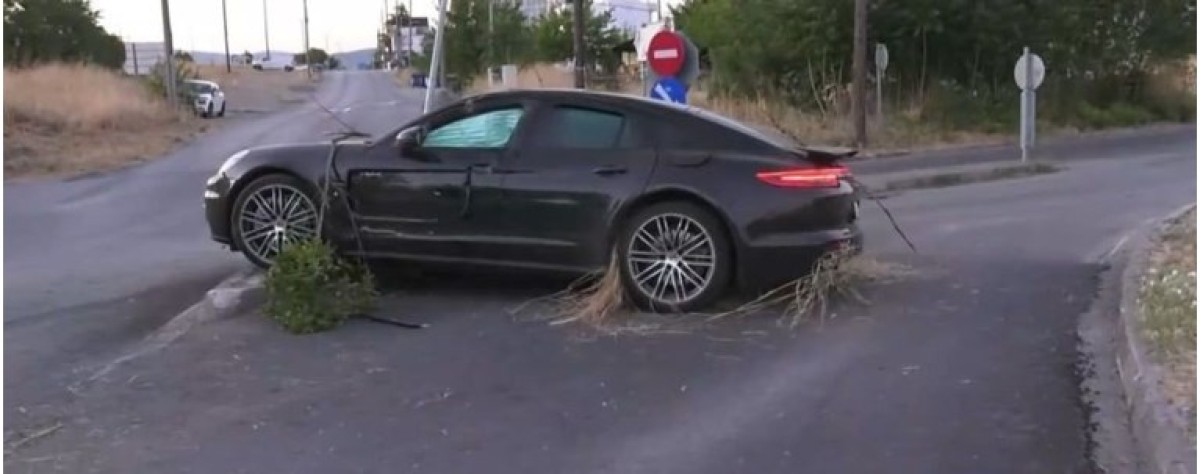 Σε ανθρωποκυνηγητό έχουν επιδοθεί οι αστυνομικές αρχές για τον εντοπισμό του οδηγού της πολυτελούς Porsche, που τα ξημερώματα