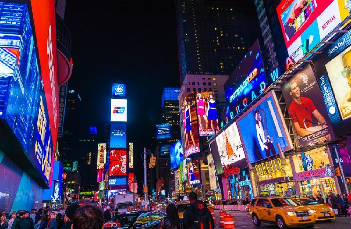 Τρεις άνθρωποι τραυματίστηκαν σοβαρά από πυροβολισμούς που σημειώθηκαν στην πολυσύχναστη Times Square της Νέας Υόρκης