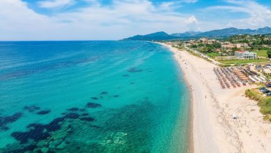 Με μήκος που φτάνει τα 25 χιλιόμετρα, η μεγαλύτερη παραλία της Ευρώπης δεν βρίσκεται σε κάποιο από τα διάσημα ελληνικά νησιά