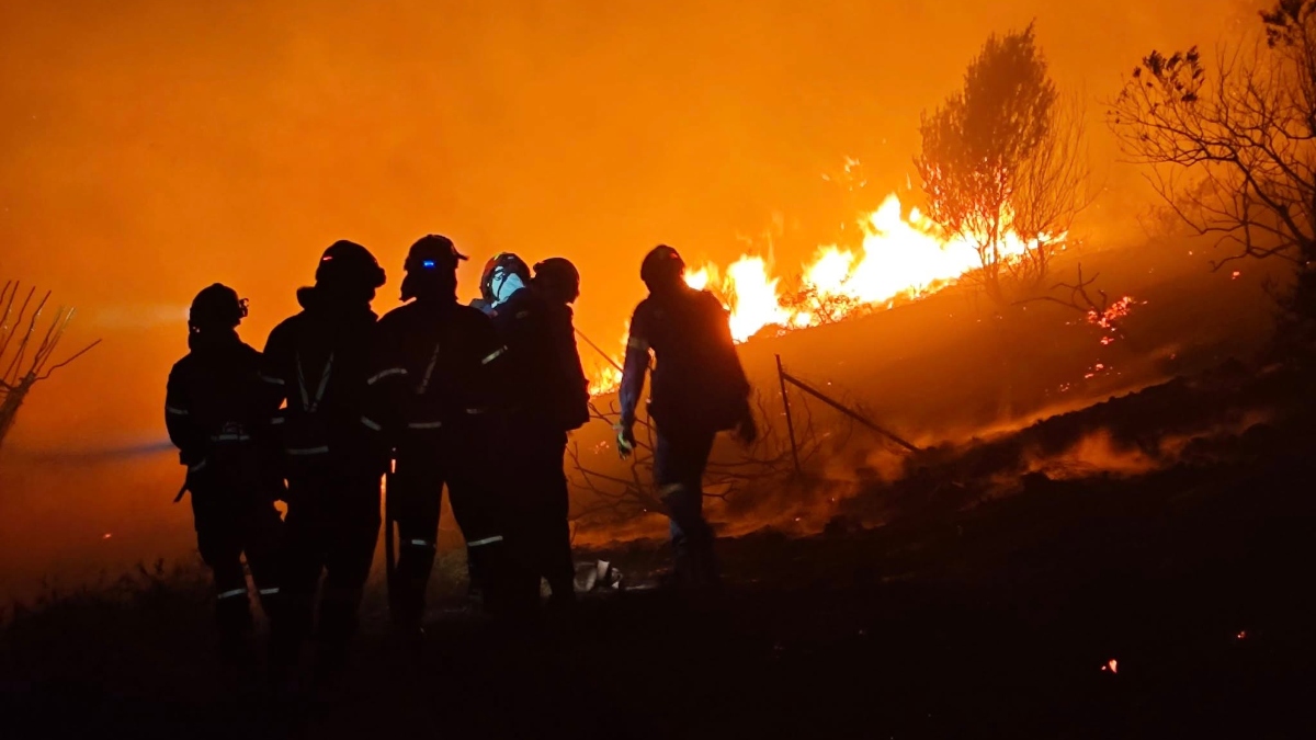 Η φωτιά στην Κερατέα έχει τεθεί υπό μερικό έλεγχο – Εντατική μάχη με τους ισχυρούς ανέμους συνεχίζεται.Οι εξελίξεις γύρω από τη μεγάλη φωτιά