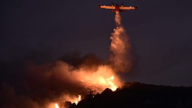 Μια άνιση μάχη με τον χρόνο έδωσαν τα εναέρια μέσα πυρόσβεσης, επιχειρώντας να εκτελέσουν τις τελευταίες κρίσιμες ρίψεις νερού