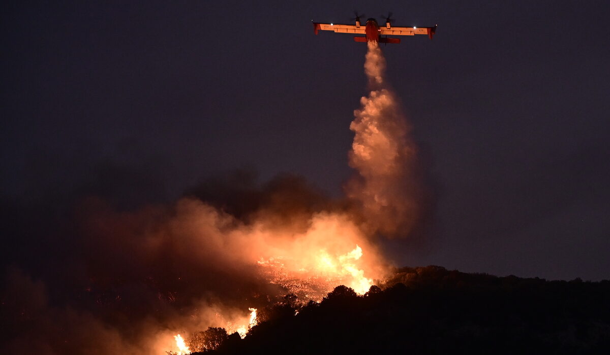 Μια άνιση μάχη με τον χρόνο έδωσαν τα εναέρια μέσα πυρόσβεσης, επιχειρώντας να εκτελέσουν τις τελευταίες κρίσιμες ρίψεις νερού
