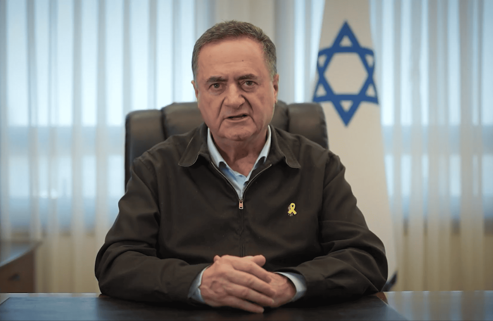 Μέσω ανάρτησής του στην πλατφόρμα X, ο Κάτζ υπογράμμισε ότι ο Χαμενεΐ θα πρέπει πλέον να «σηκώνει συχνά το βλέμμα του προς τον