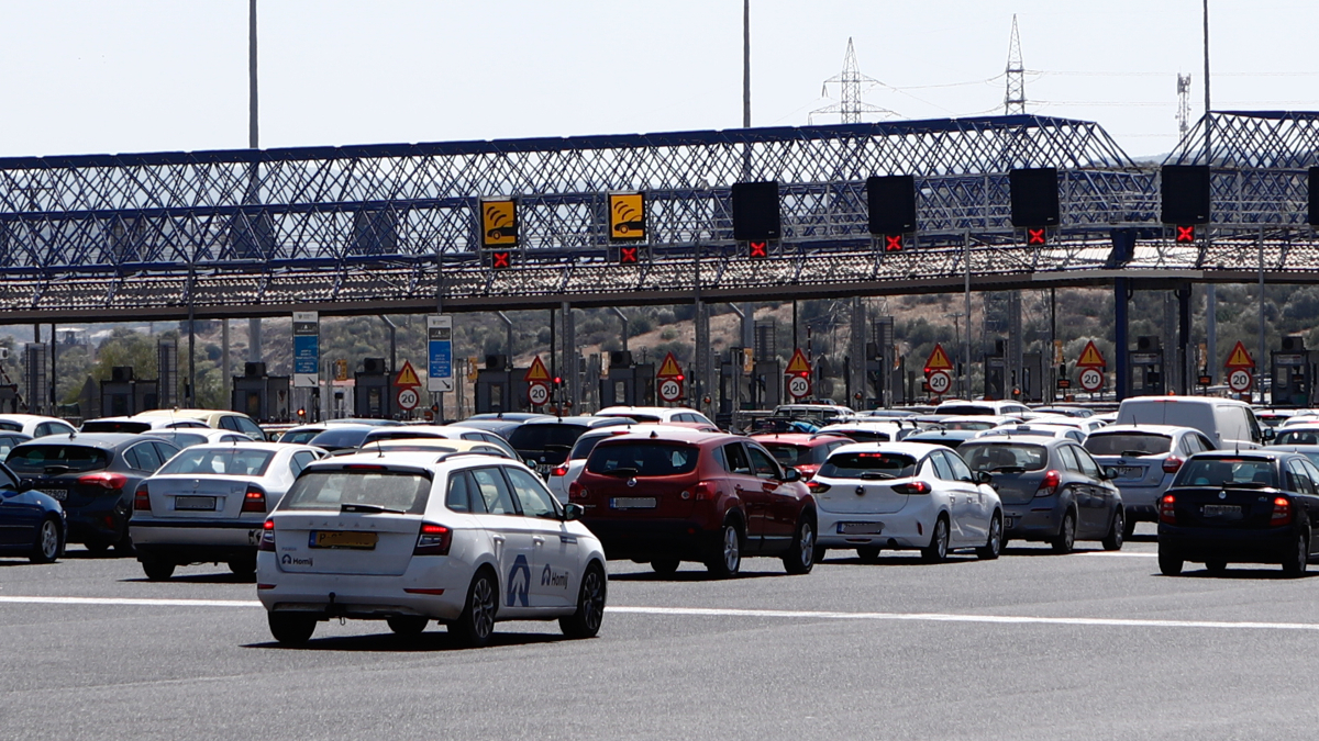 Το Σάββατο βρήκε χιλιάδες Αθηναίους στον δρόμο, καθώς οι αδειούχοι του Αυγούστου εγκαταλείπουν το κλεινόν άστυ αναζητώντας