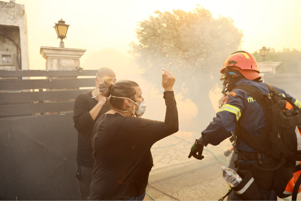 Στο έλεος της φωτιάς βρίσκεται η Κερατέα, καθώς ξέσπασε μεγάλη πυρκαγιά σε χαμηλή βλάστηση στην περιοχή Μανούτσο