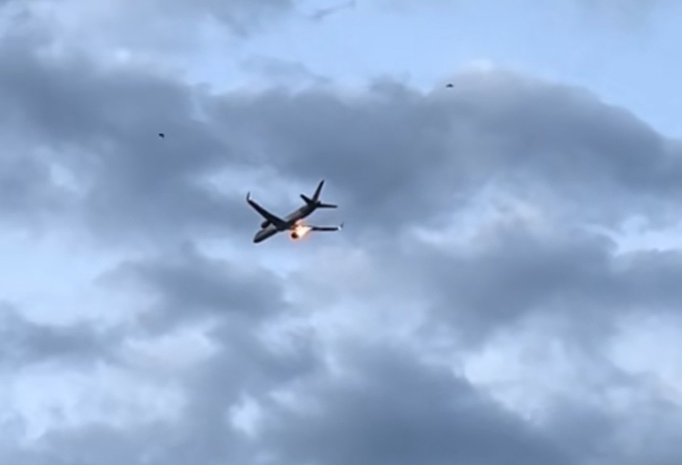 Ένα σοκαριστικό βίντεο που κυκλοφορεί στο TikTok αποτυπώνει τη στιγμή που ο κινητήρας ενός αεροσκάφους της Condor εκρήγνυται