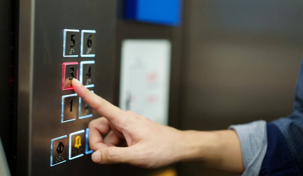 Η υποχρεωτική απογραφή ανελκυστήρων, που τέθηκε σε ισχύ την 1η Αυγούστου 2025, δεν είναι μια απλή διαδικασία καταγραφής