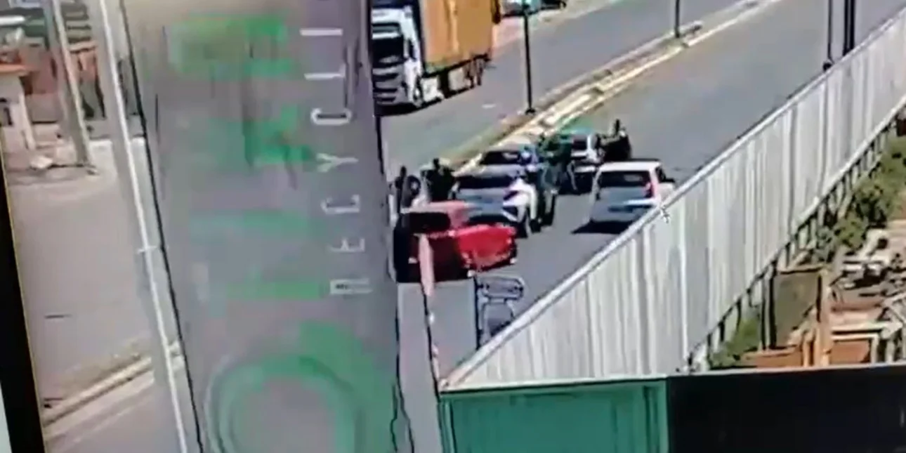 Στη δημοσιότητα δόθηκε το βίντεο που καταγράφει τη στιγμή της σύλληψης του 36χρονου μαφιόζου στον Ασπρόπυργο.