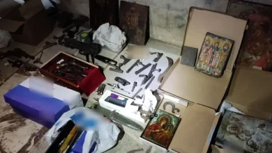 Μπροστά σε ένα απίστευτο εύρημα βρέθηκε περαστικός το βράδυ της Δευτέρας στην Καισαριανή, όταν σε κάδο απορριμμάτων στην οδό Ρήγα Φεραίου