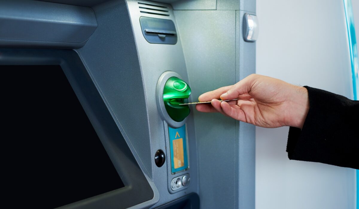 Η εποχή των προμηθειών για αναλήψεις μετρητών από ΑΤΜ, ακόμη και όταν χρησιμοποιείς κάρτα διαφορετικής τράπεζας, φαίνεται πως πλησιάζει