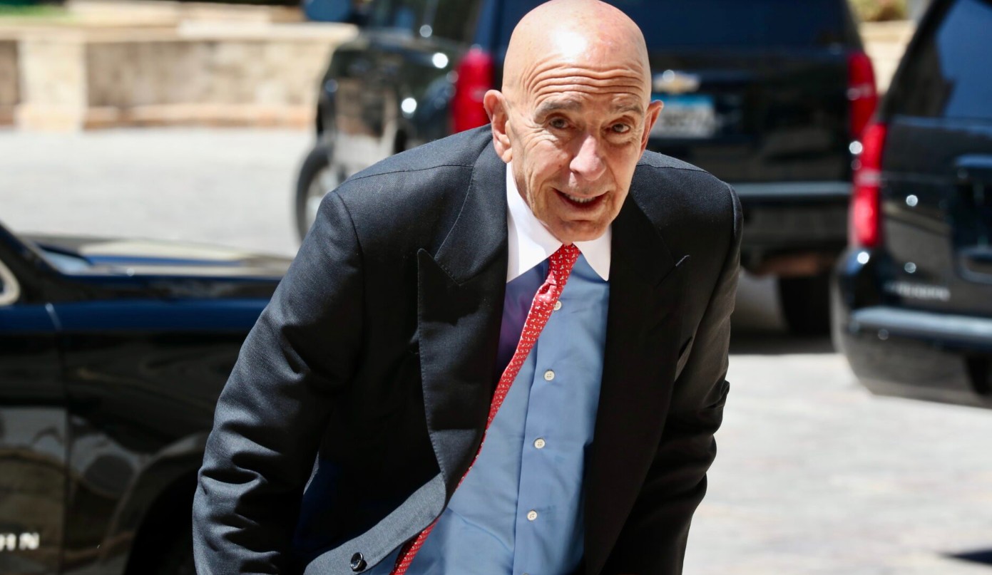 Ο Αμερικανός πρέσβης στην Τουρκία, Τομ Μπάρακ, μακροχρόνιος φίλος και συνεργάτης του Ντόναλντ Τραμπ, δέχεται έντονη κριτική για τη στάση