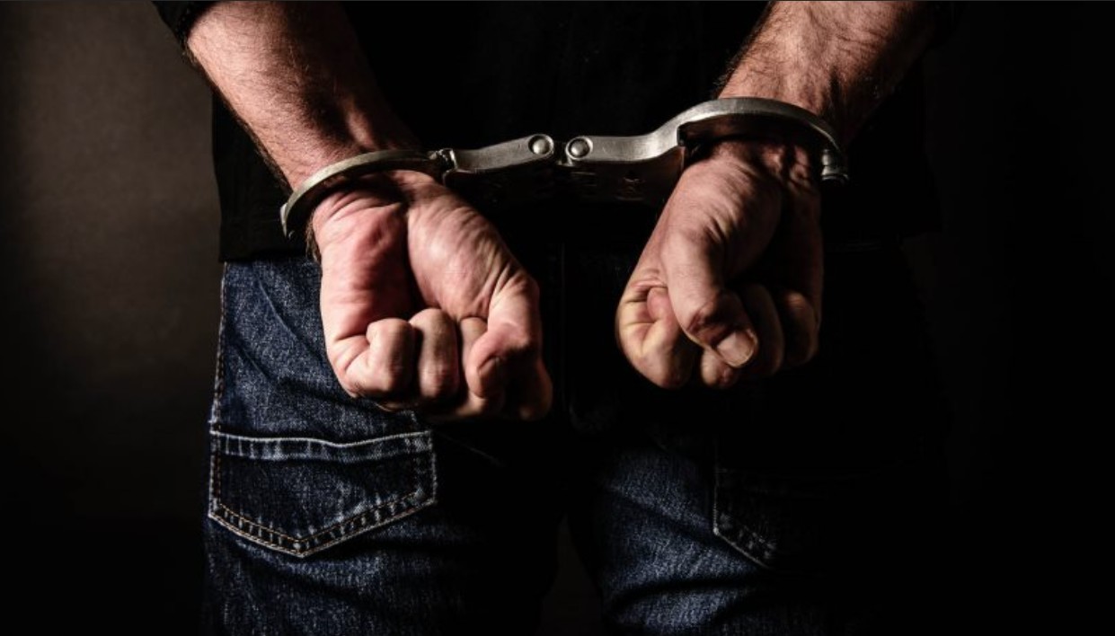 Τα ξημερώματα του Σαββάτου ένας 38χρονος, αδερφός πολύ γνωστής ξανθιάς τηλεοπτικής παρουσιάστριας, βρέθηκε αντιμέτωπος