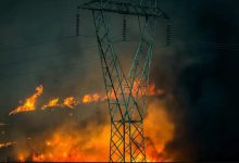 Σε διαρκή επιφυλακή και έντονο αγώνα με τις φλόγες βρίσκονται οι πυροσβεστικές δυνάμεις  στο Χελιδόνι της Αρχαίας Ολυμπίας