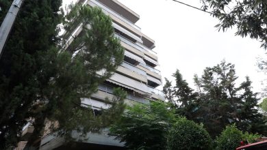 Έντονη κινητοποίηση των αρχών βρίσκεται σε εξέλιξη στον Χολαργό, όπου 57χρονος άνδρας έχει οχυρωθεί στο διαμέρισμά του, αρνούμενος