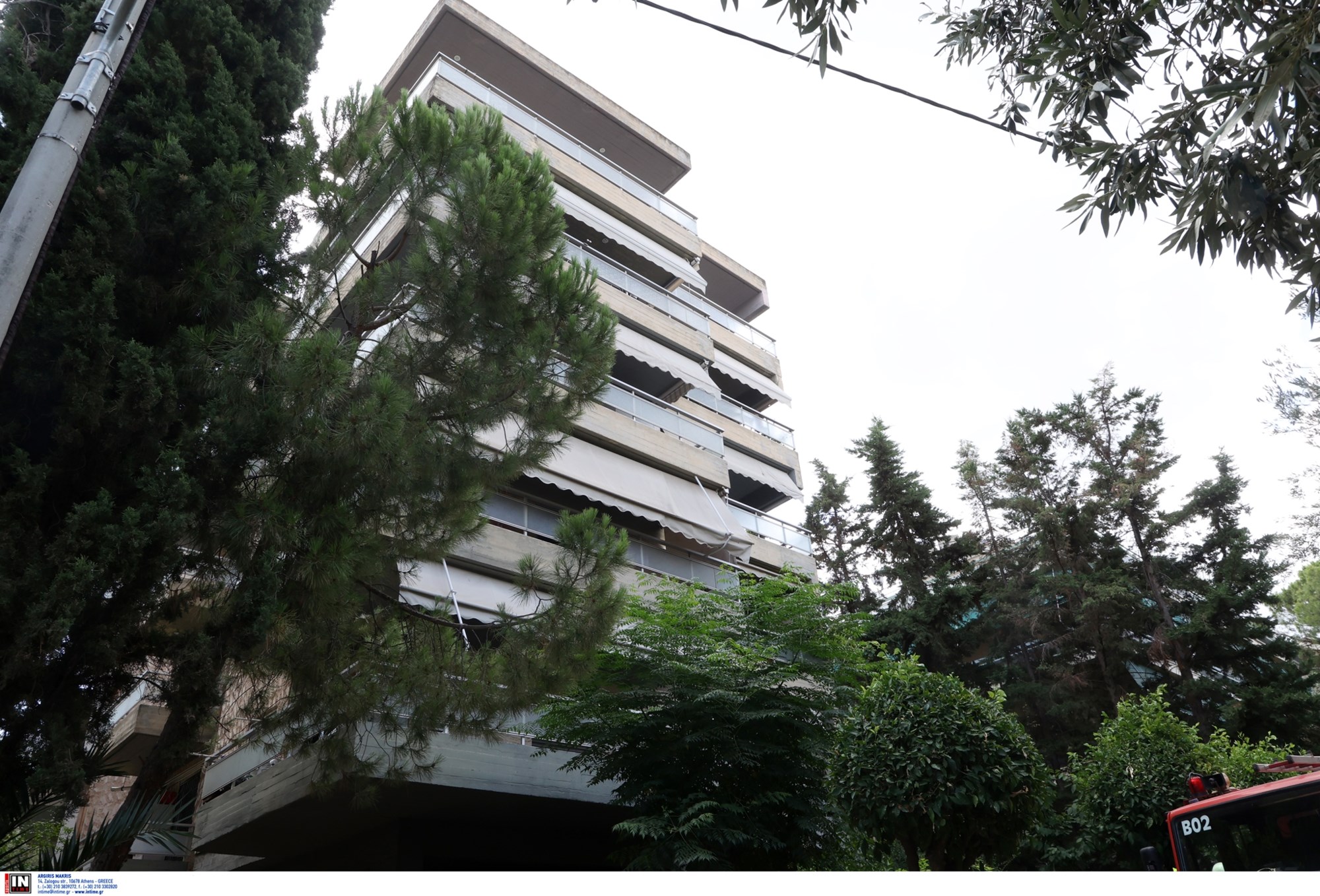 Έντονη κινητοποίηση των αρχών βρίσκεται σε εξέλιξη στον Χολαργό, όπου 57χρονος άνδρας έχει οχυρωθεί στο διαμέρισμά του, αρνούμενος