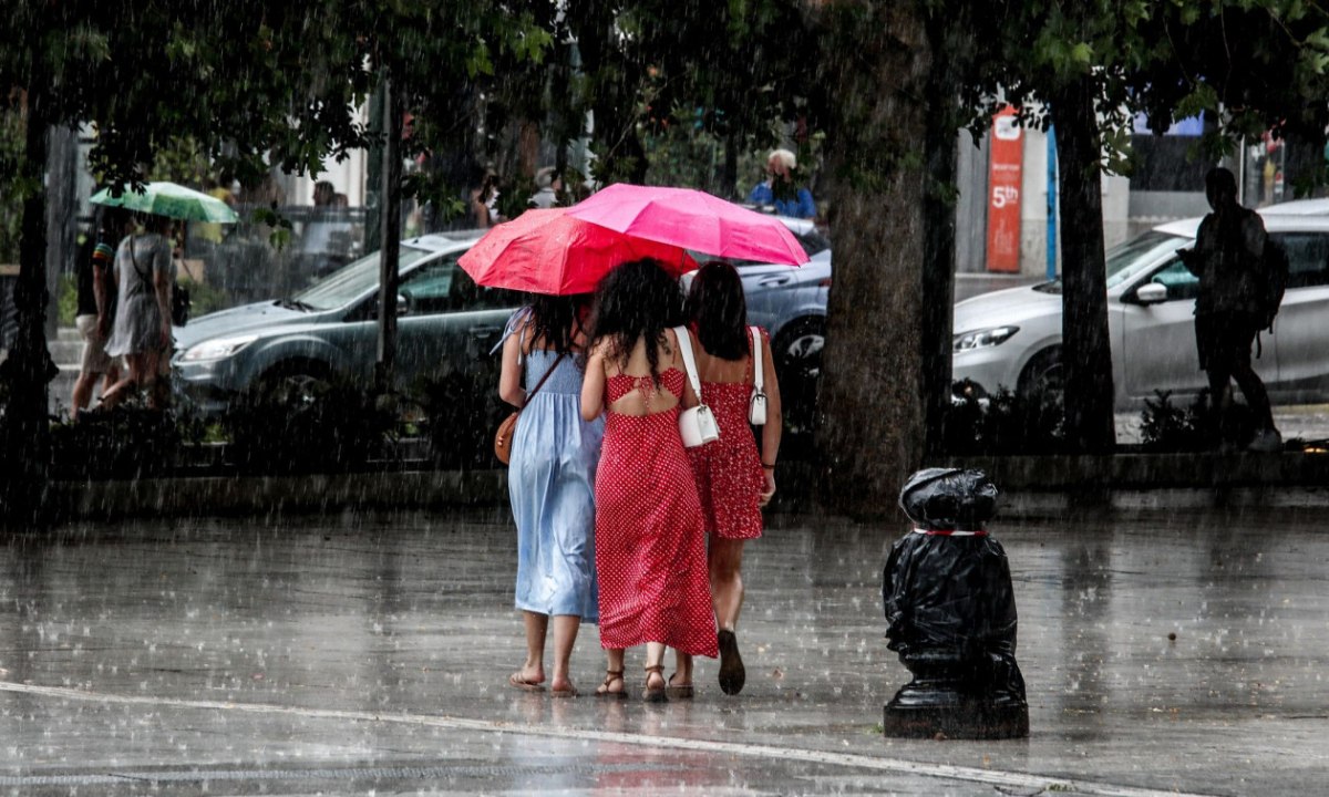 Η Αττική μπαίνει σήμερα στο επίκεντρο της μικρής «κακοκαιρίας» ενώ πριν από μερικά λεπτά ισχυρή καταιγίδα έπληξε