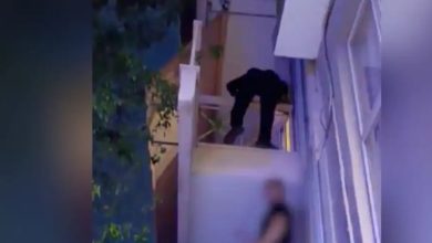 Στα χέρια των αρχών βρίσκεται η 19χρονη αδερφή του πεντάχρονου που βρισκόταν ολομόναχος σε μπαλκόνι πρώτου ορόφου στα Καμίνια.