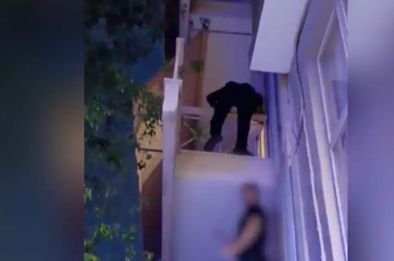 Στα χέρια των αρχών βρίσκεται η 19χρονη αδερφή του πεντάχρονου που βρισκόταν ολομόναχος σε μπαλκόνι πρώτου ορόφου στα Καμίνια.