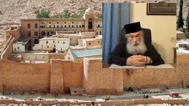 Εκρηκτικό παραμένει το κλίμα στη θρυλική Μονή της Αγίας Αικατερίνης στο Σινά, με το μεσημέρι της Τετάρτης να βρίσκει το μοναστήρι