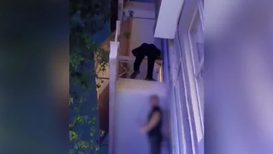 Στιγμές αγωνίας έζησε ένα πεντάχρονο αγοράκι στα Καμίνια του Πειραιά, όταν βρέθηκε μόνο του σε ένα μπαλκόνι για περίπου 40 λεπτά, μέσα