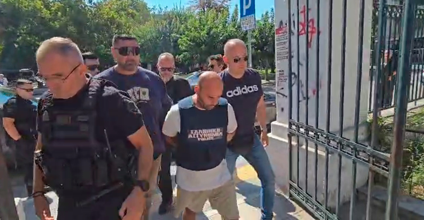 Με βήματα βαριά και το κεφάλι κατεβασμένο πέρασε το πρωί της Κυριακής το κατώφλι του εισαγγελέα ο 40χρονος Αλβανός