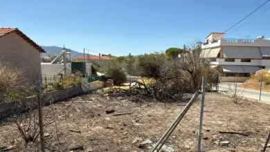 Φωτιές δίπλα σε σπίτια φαίνεται πως έβαζε ο δημοτικός υπάλληλος της Παλλήνης, ο οποίος συνελήφθη και κατηγορείται για τέσσερις