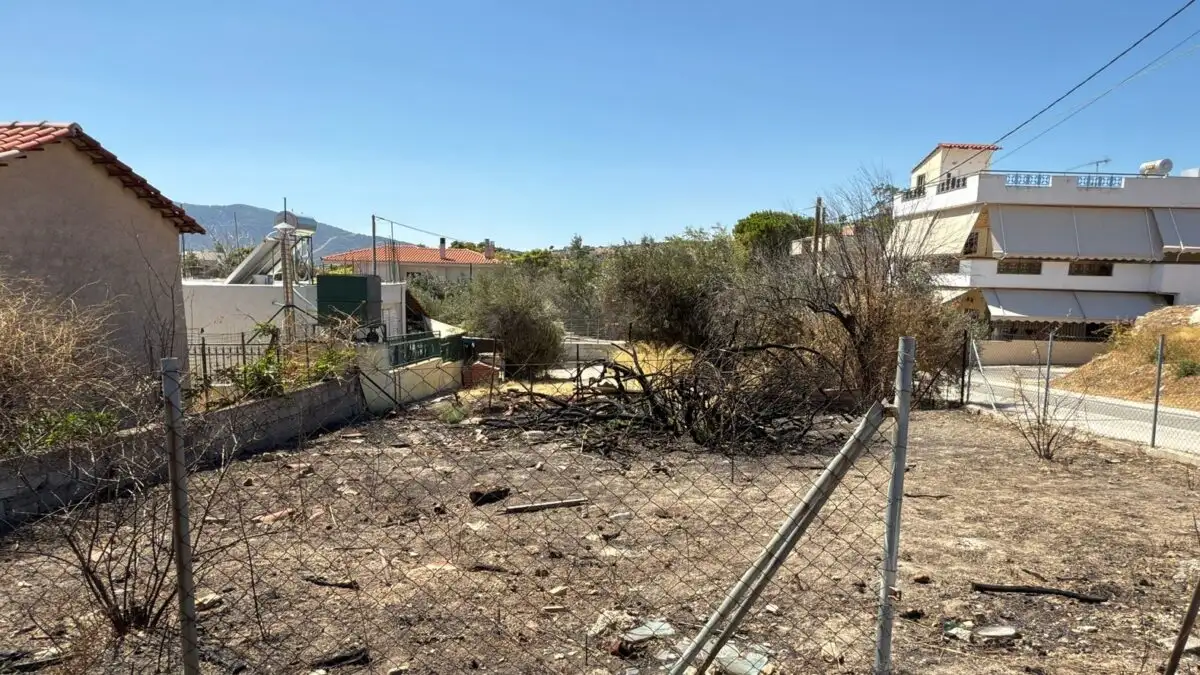 Φωτιές δίπλα σε σπίτια φαίνεται πως έβαζε ο δημοτικός υπάλληλος της Παλλήνης, ο οποίος συνελήφθη και κατηγορείται για τέσσερις