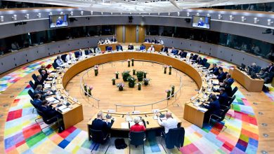 Η εικόνα είναι γνώριμη από τις σελίδες της ιστορίας: μια δύναμη που κάποτε υπερηφανευόταν για την ισχύ της, αναγκάζεται να αποδεχθεί