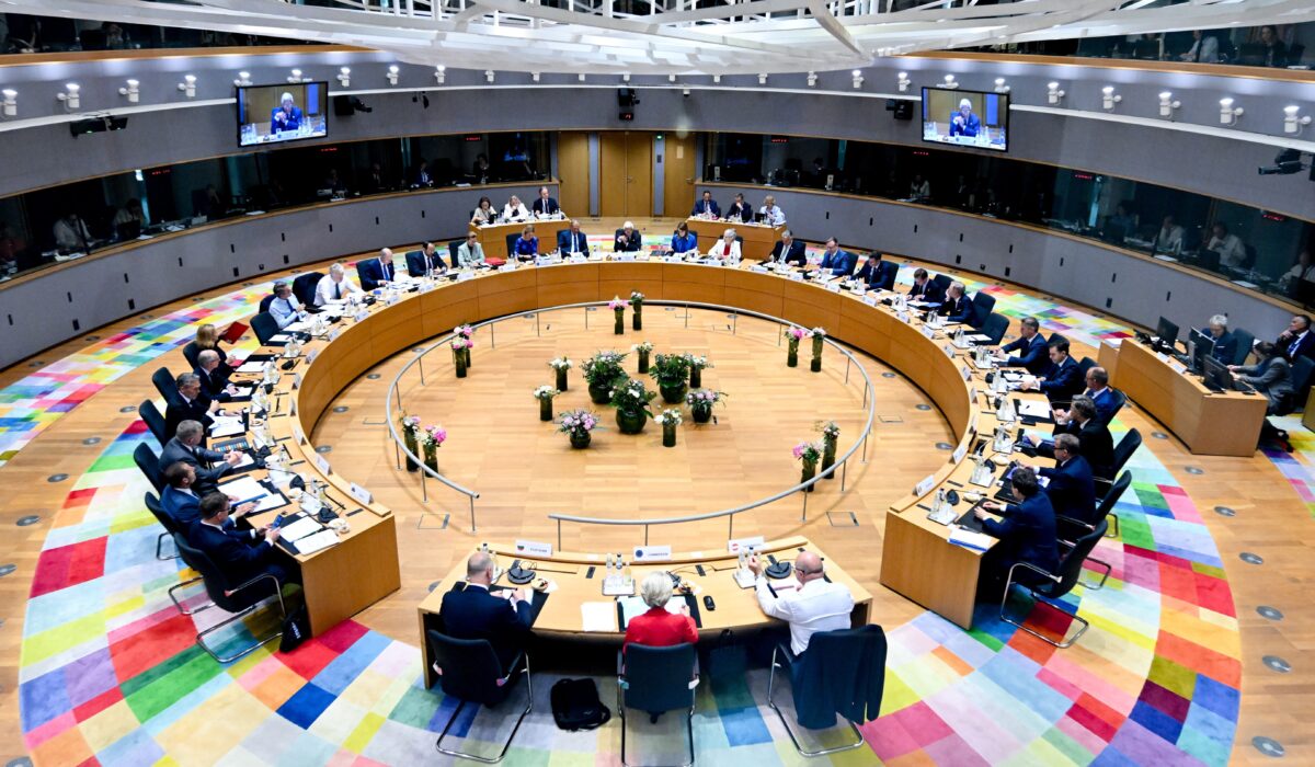 Η εικόνα είναι γνώριμη από τις σελίδες της ιστορίας: μια δύναμη που κάποτε υπερηφανευόταν για την ισχύ της, αναγκάζεται να αποδεχθεί