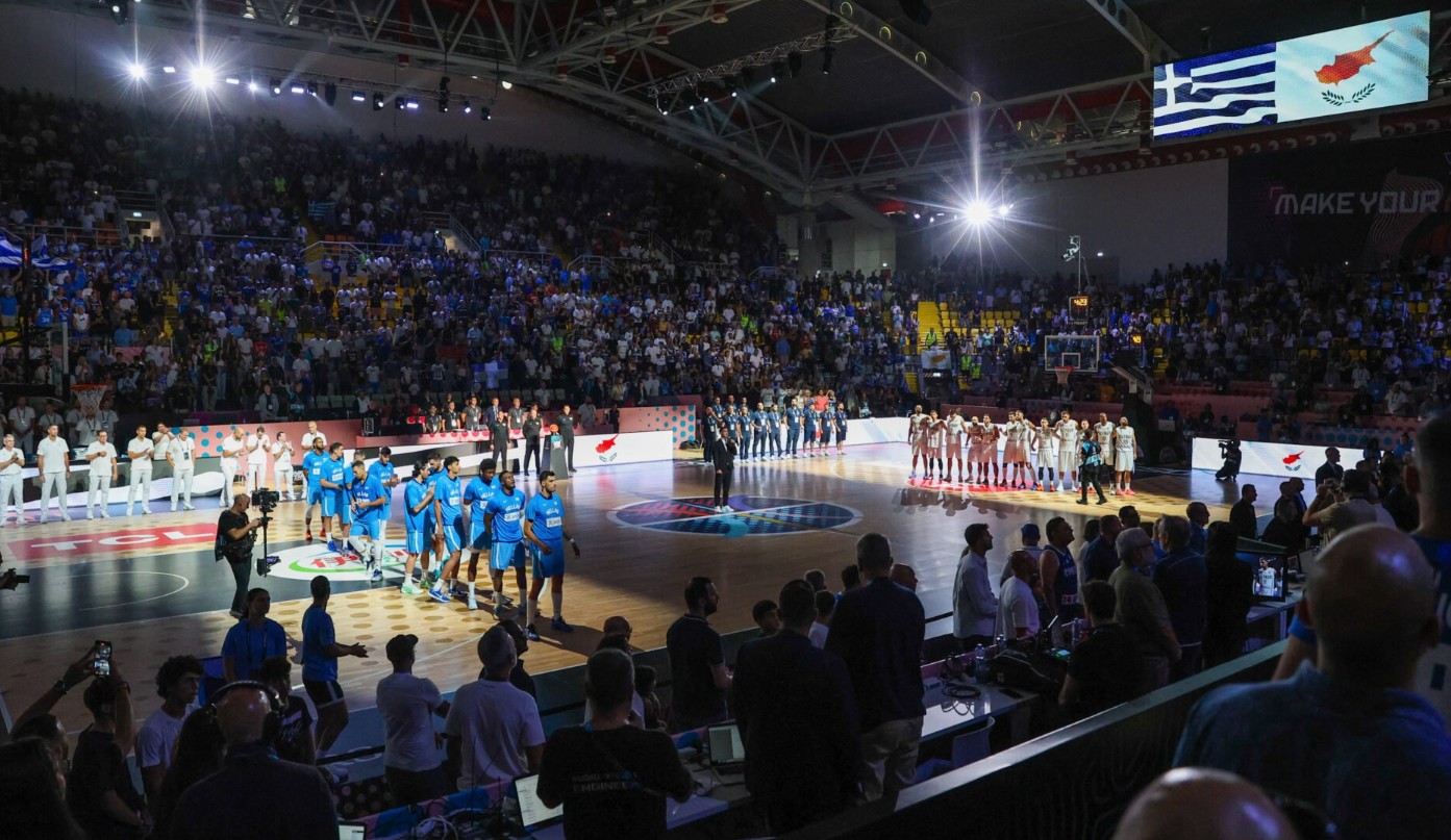 Συγκινητικές στιγμές εκτυλίχθηκαν στο κλειστό «Σπύρος Κυπριανού» στη Λεμεσό, κατά τη διάρκεια του αγώνα Κύπρου – Ελλάδας, όταν ακούστηκε