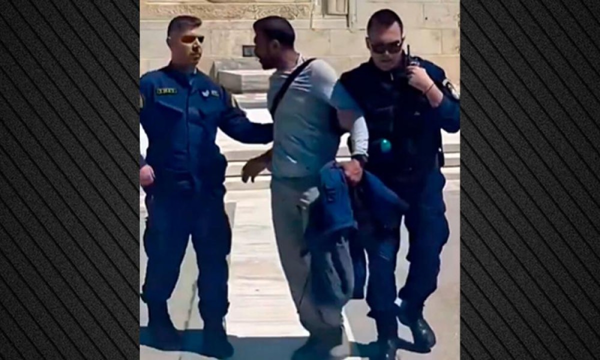 Σε ανάρτησή του στα κοινωνικά δίκτυα, ο κ. Πλεύρης περιέγραψε το περιστατικό που έλαβε χώρα μπροστά στο Μνημείο του Αγνώστου