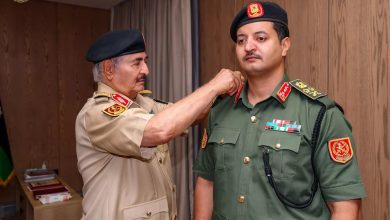 Μια ιδιότυπη «επίθεση» αγάπης δέχεται η Ελλάδα τις τελευταίες ημέρες από τον Σαντίκ Χαφτάρ, πρωτότοκο γιο του πανίσχυρου στρατάρχη