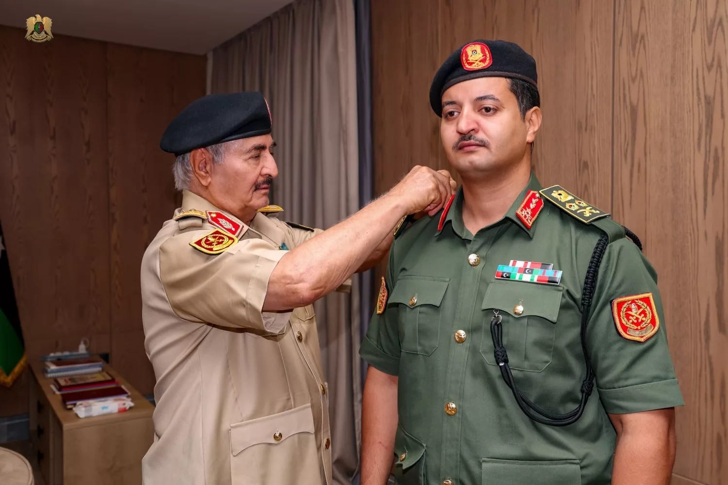 Μια ιδιότυπη «επίθεση» αγάπης δέχεται η Ελλάδα τις τελευταίες ημέρες από τον Σαντίκ Χαφτάρ, πρωτότοκο γιο του πανίσχυρου στρατάρχη