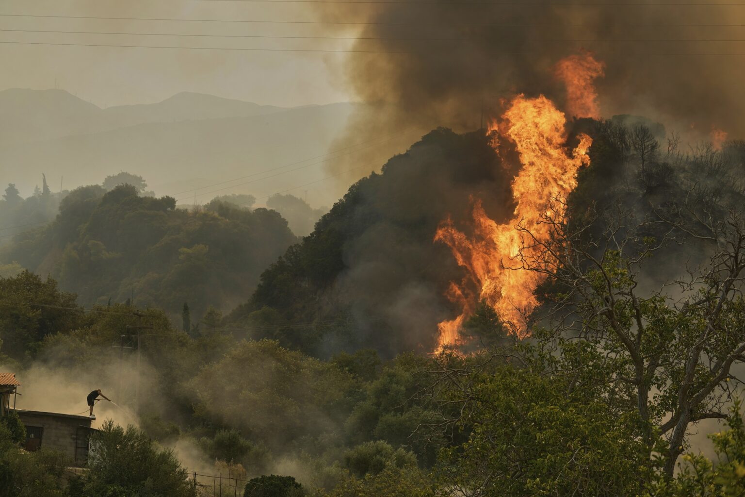 Η χώρα συνεχίζει να καίγεται, με εκατοντάδες πυροσβέστες να μάχονται σε δεκάδες πύρινα μέτωπα. Η κατάσταση είναι κρίσιμη, καθώς οι φωτιές