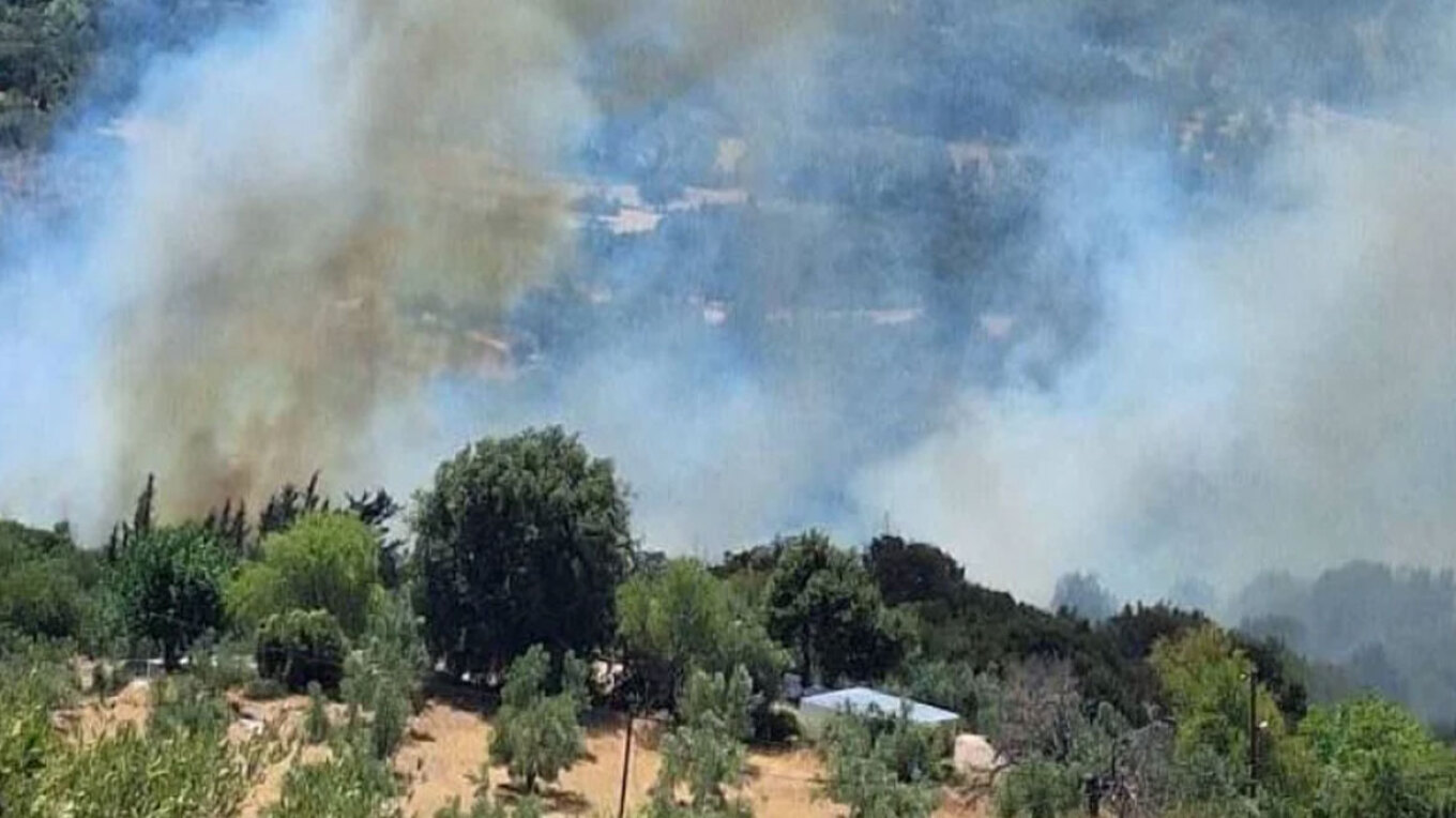 Ανεξέλεγκτη μαίνεται η φωτιά που ξέσπασε στη Βρυσούλα Πρέβεζας, με τις φλόγες να πλησιάζουν επικίνδυνα κατοικημένες περιοχές