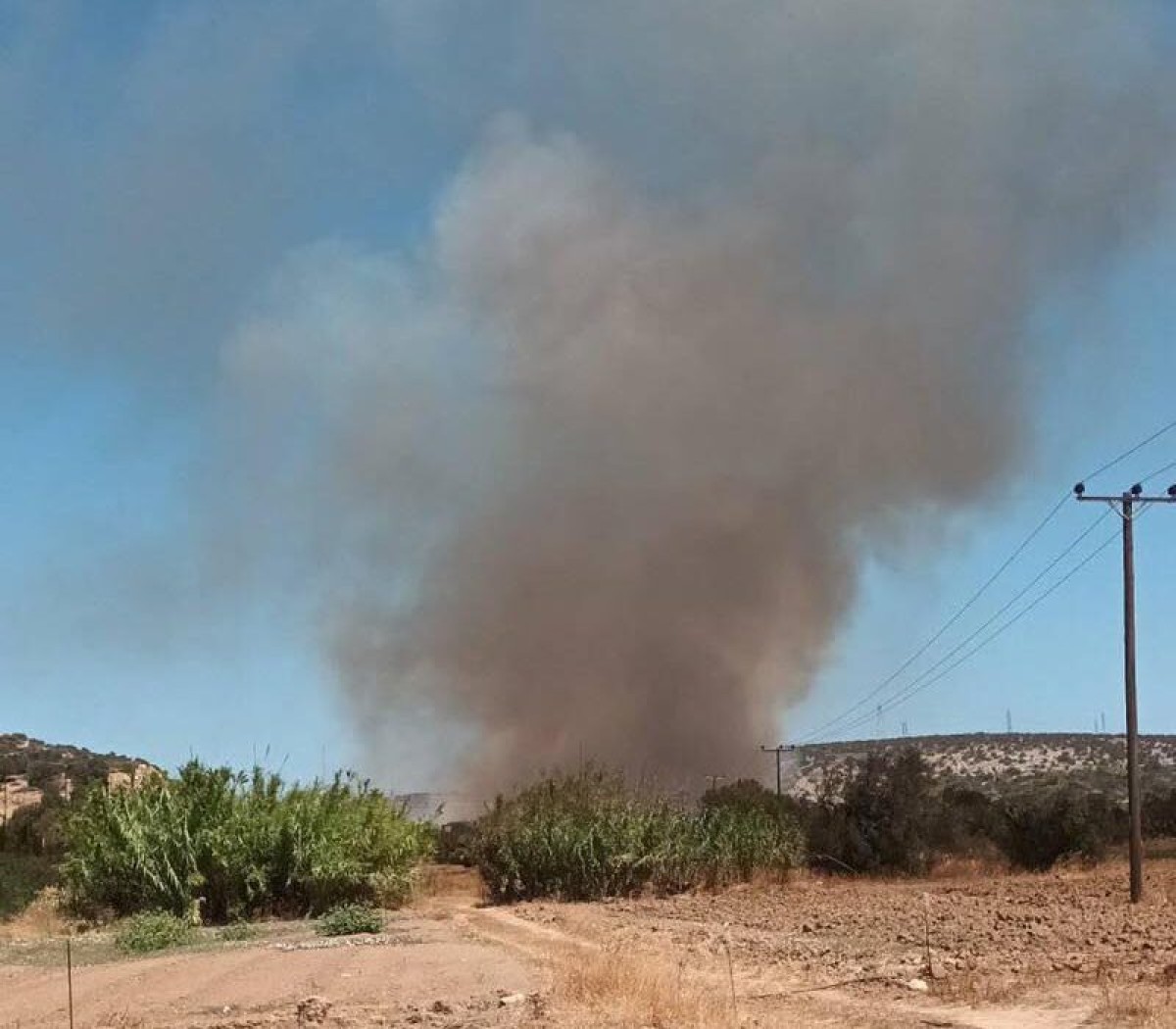 Συναγερμός σήμανε στο Λαύριο, καθώς φωτιά ξέσπασε κοντά στον βιολογικό καθαρισμό του Θορικού. Το μεσημέρι της Τετάρτης