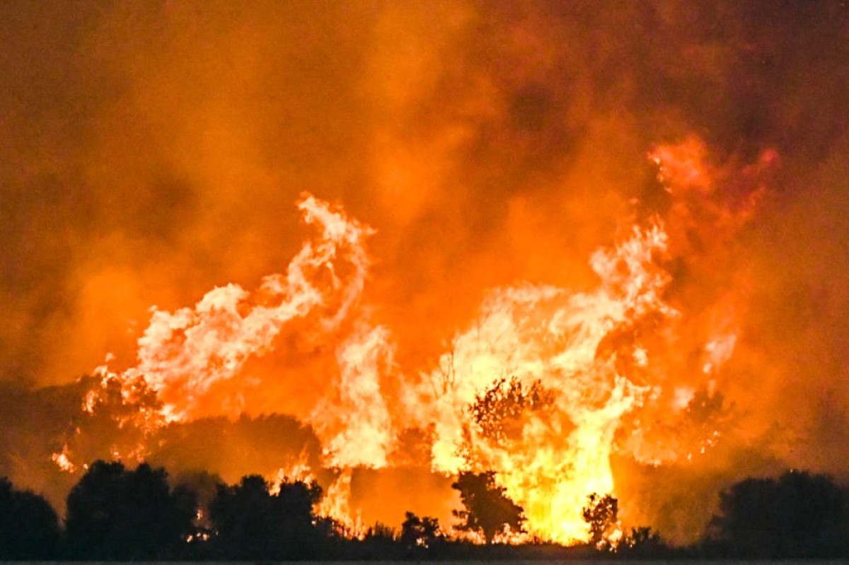 Ανεξέλεγκτη συνεχίζει να καίει για δεύτερο εικοσιτετράωρο η μεγάλη πυρκαγιά στη Βάλια Κάλντα, στον εθνικό δρυμό