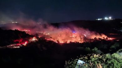 Χειροπέδες πέρασε η Ελληνική Αστυνομία σε έναν 40χρονο που θεωρείται υπεύθυνος για την φωτιά που ξέσπασε το βράδυ της Τετάρτης, στην Σαλαμίνα