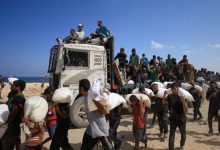 Σκηνές πανικού εκτυλίχθηκαν το βράδυ της Τρίτης στη Λωρίδα της Γάζας, όταν φορτηγό που μετέφερε ανθρωπιστική βοήθεια ανετράπη μέσα