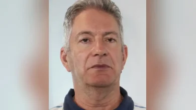 Τις φωτογραφίες και τα στοιχεία του γιατρού που κατηγορείται για ασέλγεια σε παιδιά σε κατασκήνωση των Χανίων, έδωσε στη δημοσιότητα