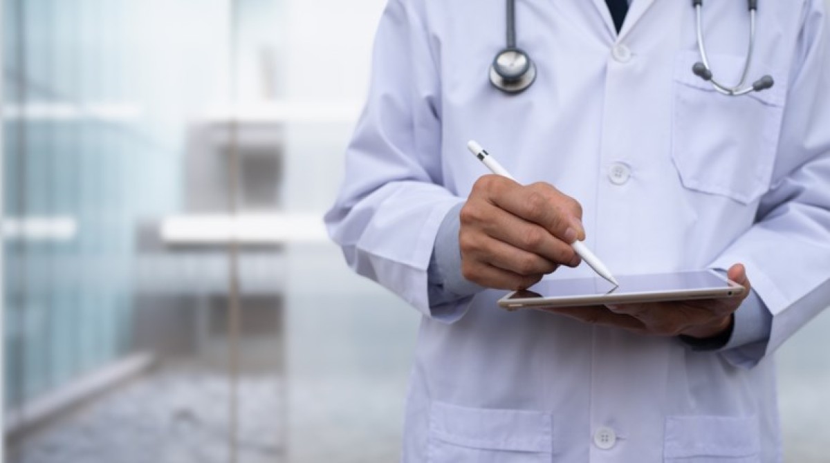 Δικογραφία έχει σχηματιστεί σε βάρος δύο γιατρών, που εργάζονται σε δημόσιο νοσοκομείο, οι οποίοι κατηγορούνται ότι προέβαιναν σε