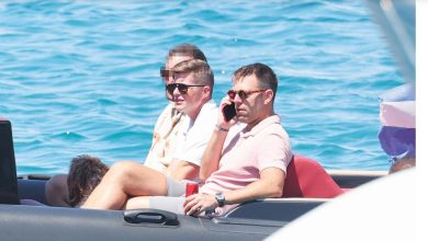 Στην καρδιά της Αφρικής, και πιο συγκεκριμένα στη Ζάμπια, απολαμβάνει τις καλοκαιρινές του διακοπές ο πρόεδρος του Κινήματος Δημοκρατίας