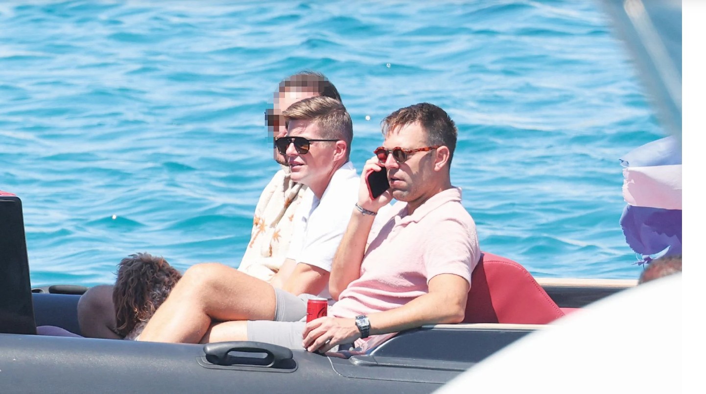 Στην καρδιά της Αφρικής, και πιο συγκεκριμένα στη Ζάμπια, απολαμβάνει τις καλοκαιρινές του διακοπές ο πρόεδρος του Κινήματος Δημοκρατίας