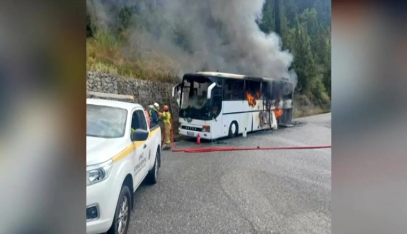 Συναγερμός σήμανε το Σάββατο στην περιοχή Τρουμπέτα της Κέρκυρας, όταν ξέσπασε φωτιά σε τουριστικό λεωφορείο.