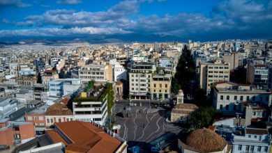 Η Αθήνα βιώνει μια αθόρυβη αλλά καθοριστική «εισβολή» Κινέζων, τόσο ορατή στα μάτια των πολιτών όσο και πιο διακριτική πίσω από τις