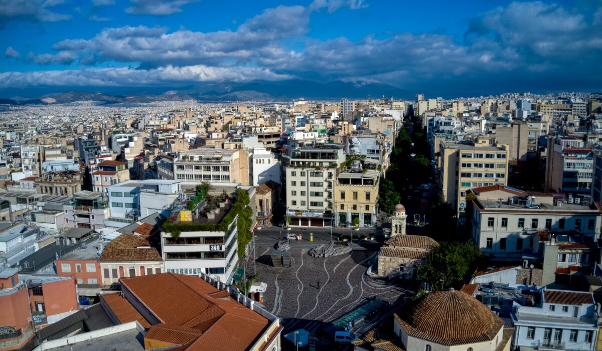 Η Αθήνα βιώνει μια αθόρυβη αλλά καθοριστική «εισβολή» Κινέζων, τόσο ορατή στα μάτια των πολιτών όσο και πιο διακριτική πίσω από τις
