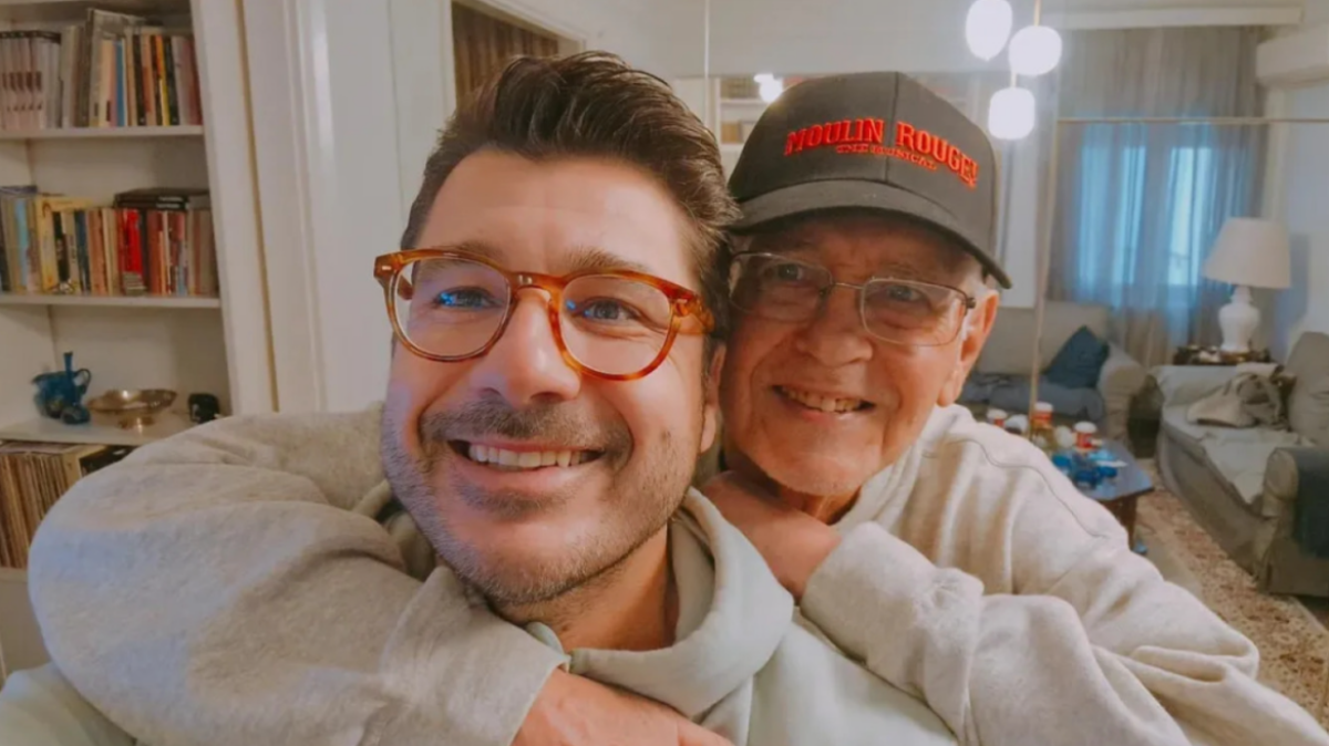 Ο Λάμπρος Κωνσταντάρας βιώνει μία από τις πιο δύσκολες περιόδους της ζωής του, μετά τον θάνατο του πολυαγαπημένου του πατέρα