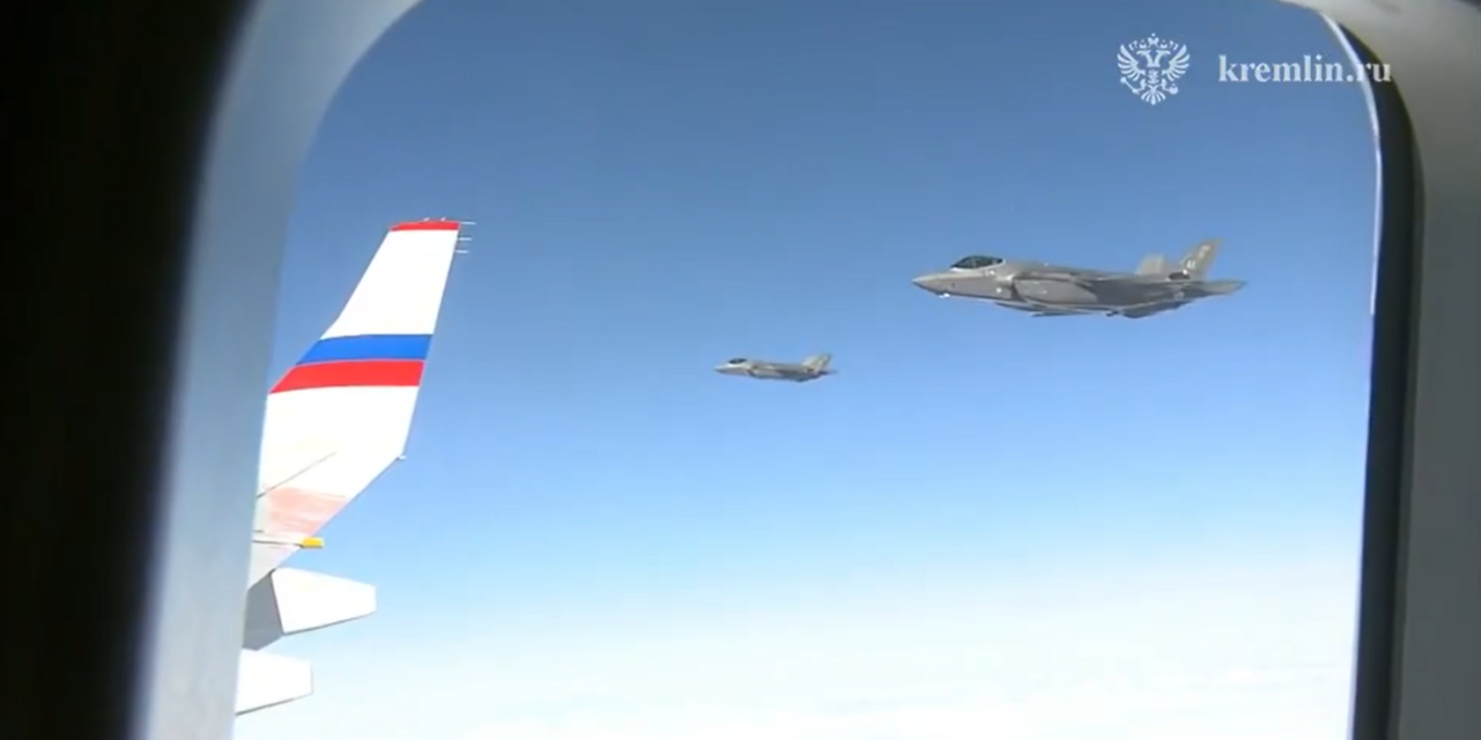 Εντυπωσιακό βίντεο που δείχνει την αεροπορική συνοδεία του προεδρικού αεροσκάφους του Βλαντίμιρ Πούτιν από αμερικανικά